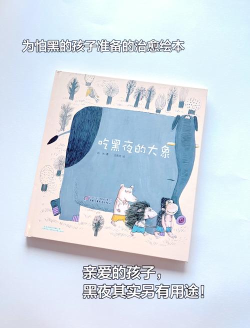 孩子深夜独自在书桌前写怪兽故事手稿