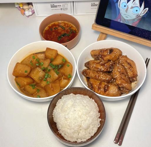 家庭厨房里一个人加热预制菜作为晚餐
