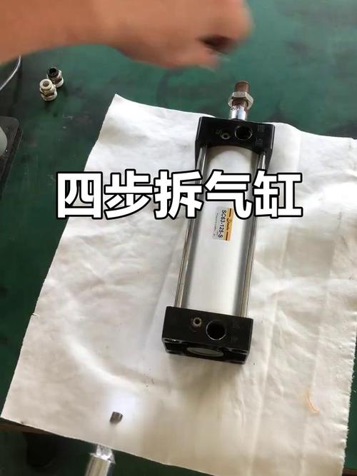 机械车间拆解损坏气动气缸实拍图