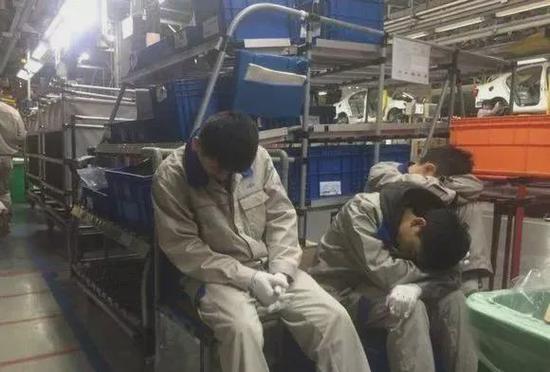 机械加工车间工人休息聊天场景