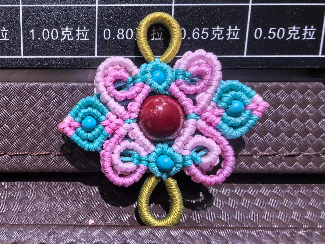 手工编织双色如意中国结细节特写