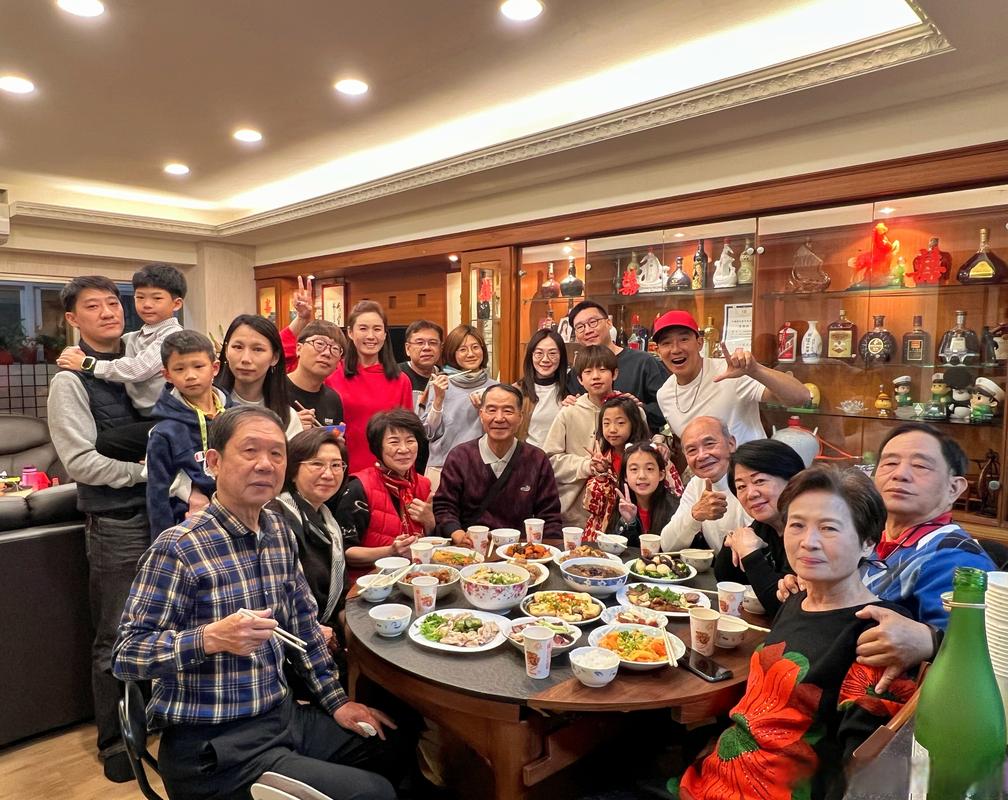 重组家庭日常聚餐合影
