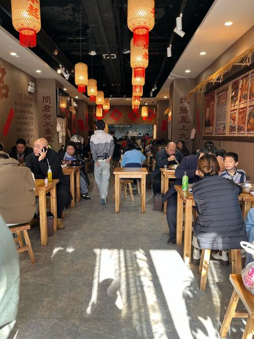 烟火气十足的老社区小馆子里食客埋头吃饭