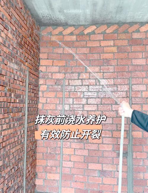 加气块砌墙前喷水湿润操作