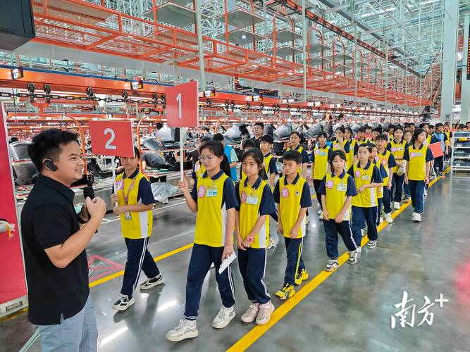 孩子们戴着安全帽在工厂流水线参观过生日