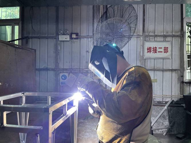 工厂车间内技术人员专注操作精密焊接