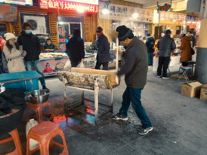延吉水上市场卖打糕的阿迈