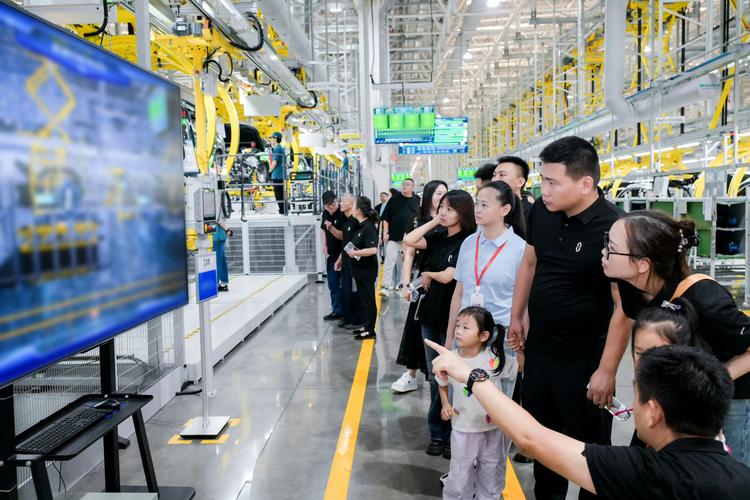 工业从业者带孩子参观车间亲子照