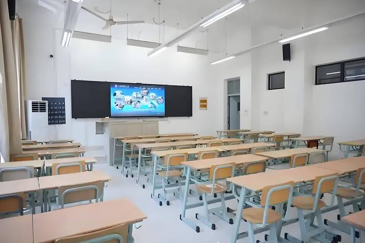 乡村小学空置的多媒体教室
