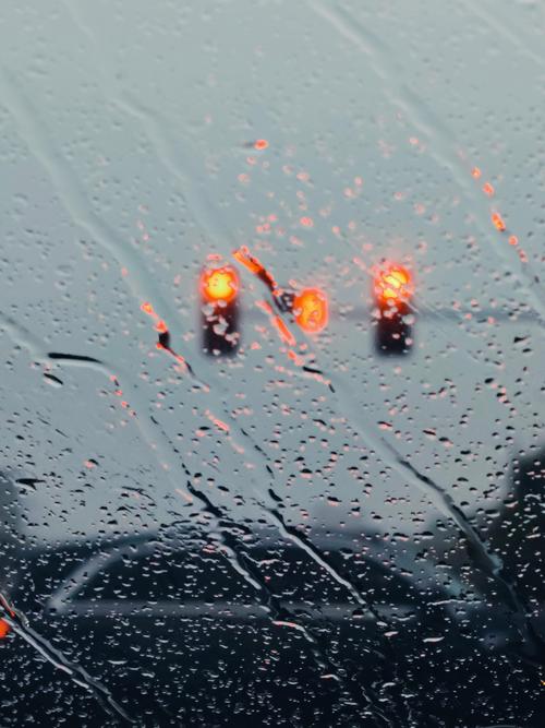 雨滴滑落天窗的特写摄影