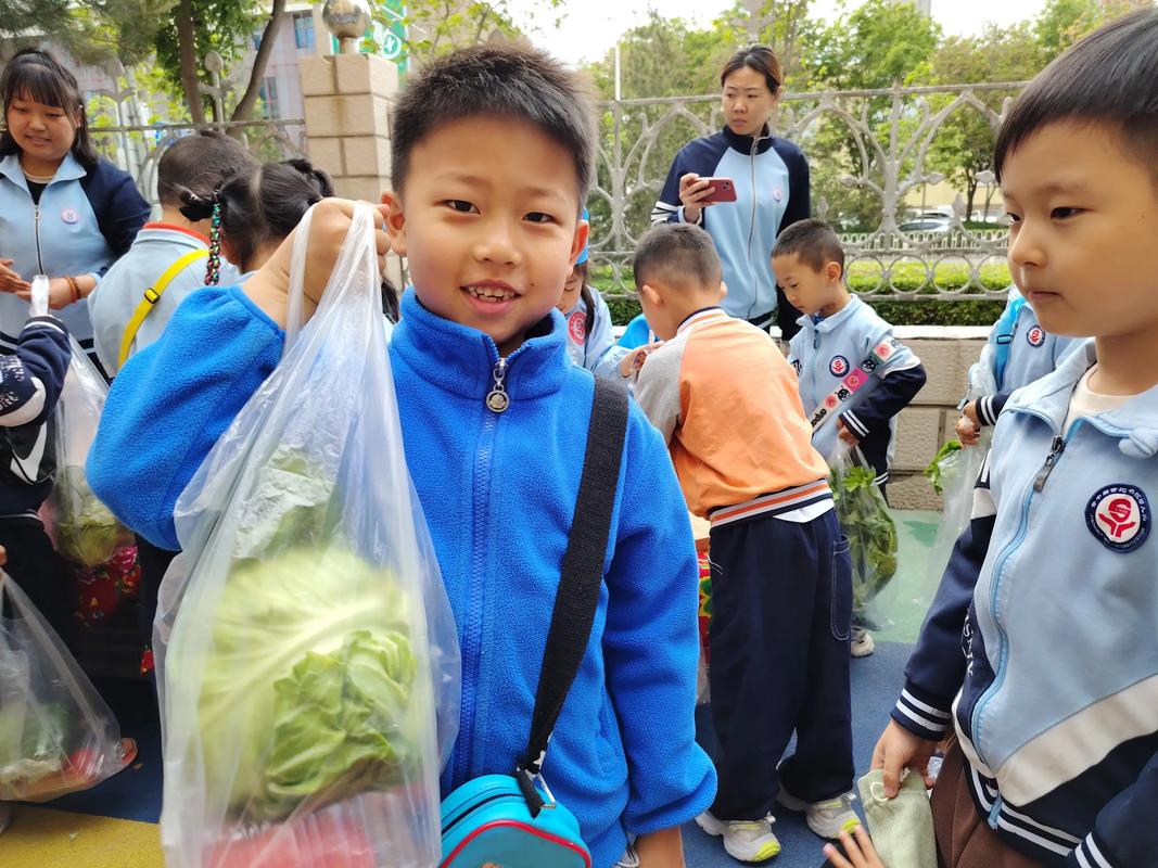 父子逛菜市场体验生活
