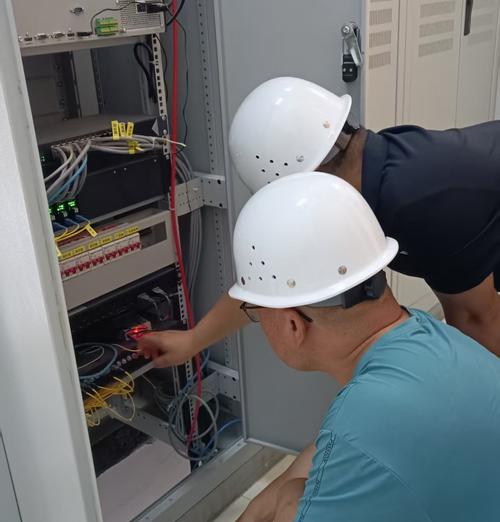 安全工程师在机房排查服务器漏洞