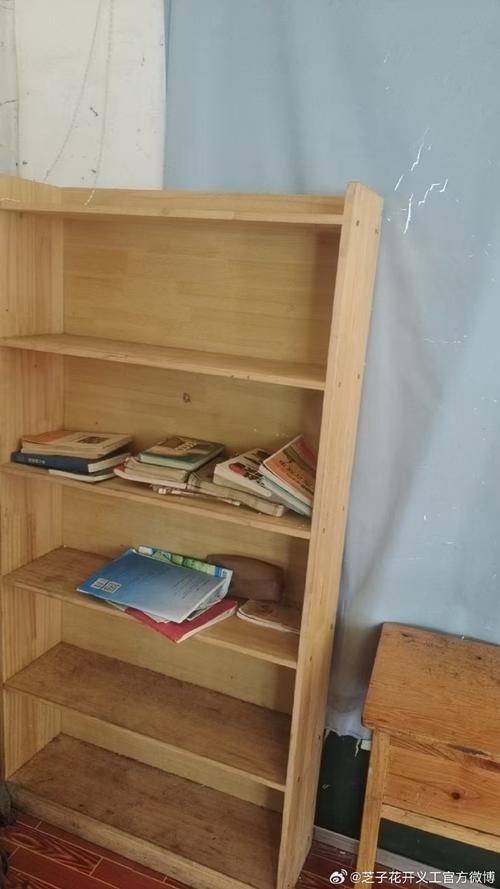 中学教室后门共享物品旧木架