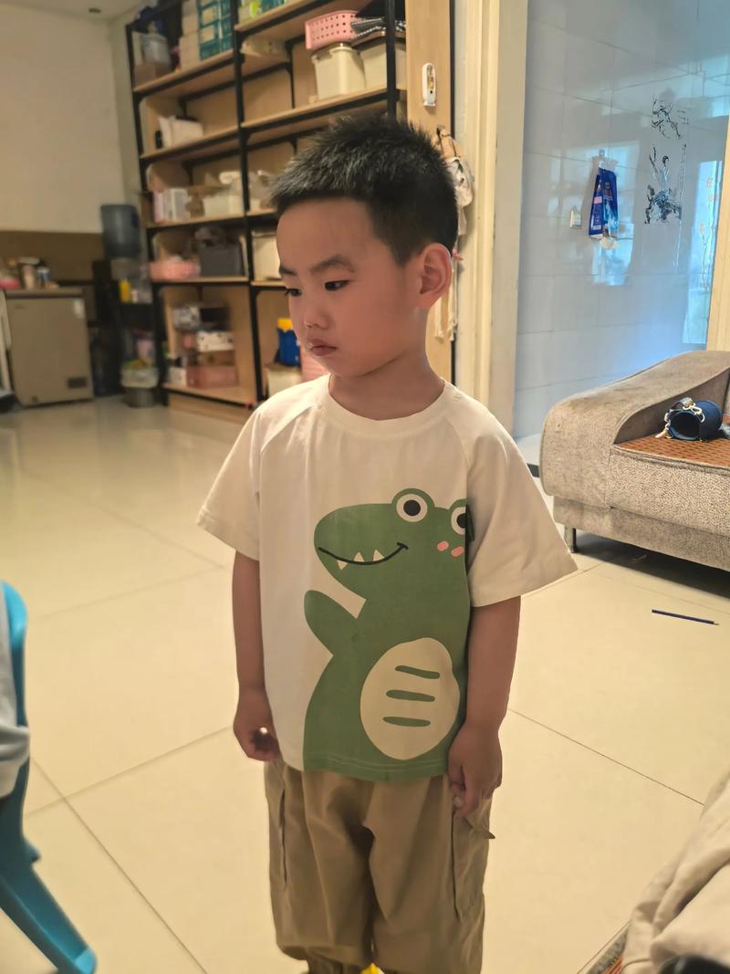 儿童拼积木失败生气特写