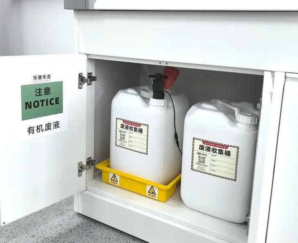 美国大学实验室危化品分类回收桶实拍