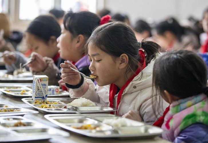 贵州山区小学营养餐食堂排队打饭场景