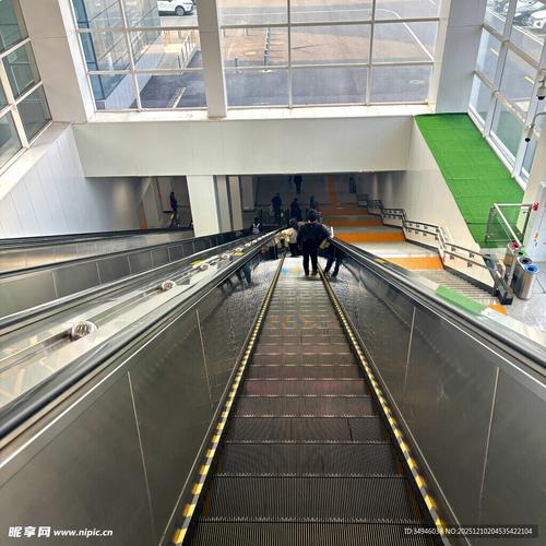 空旷无人使用的大型商场大理石阶梯,旁边自动扶梯挤满人
