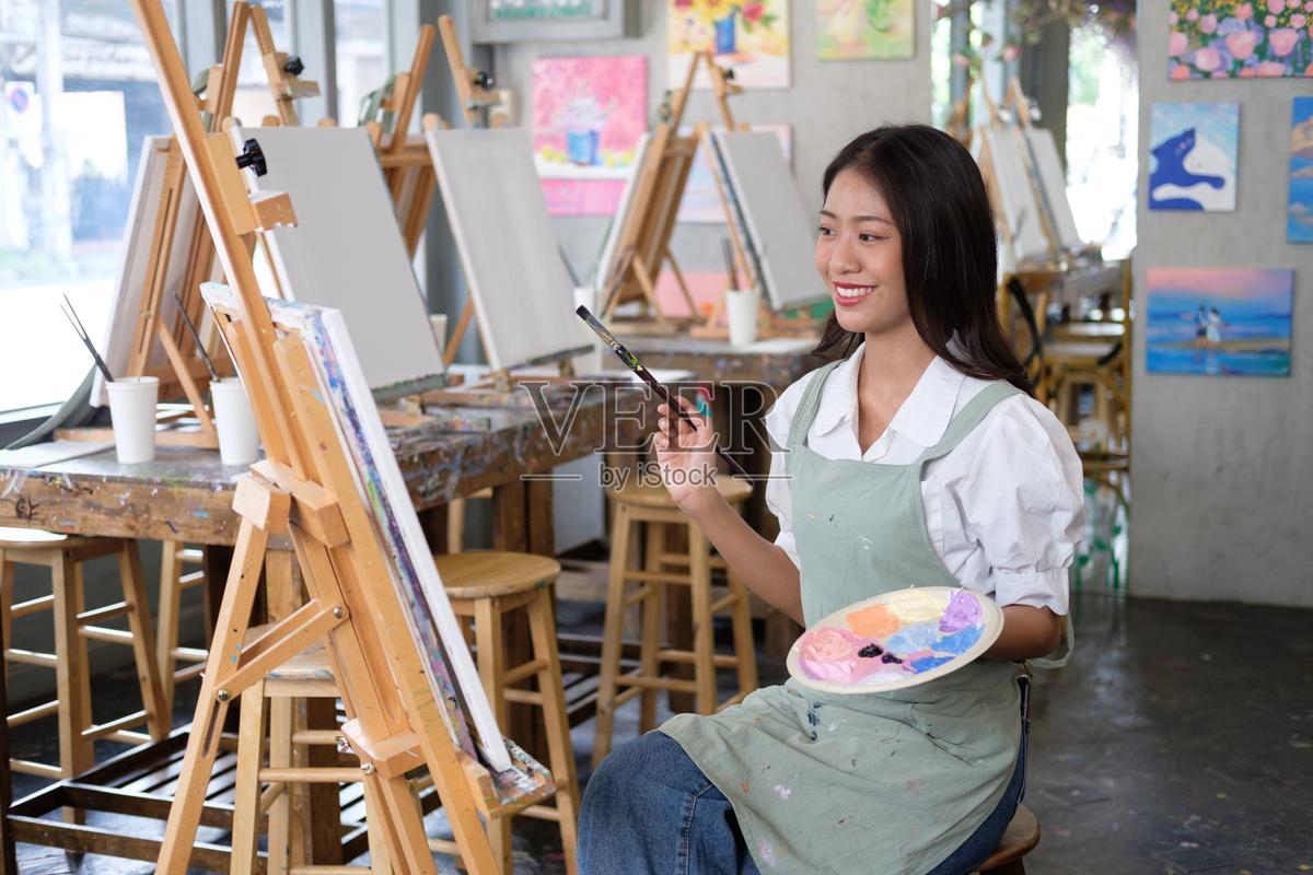 画家在工作台前揉眼睛特写