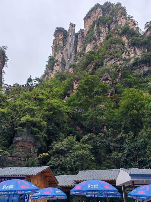 百龙天梯与石英砂岩峰林