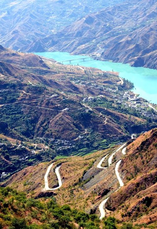 泸沽湖环湖公路沿途山景湖景