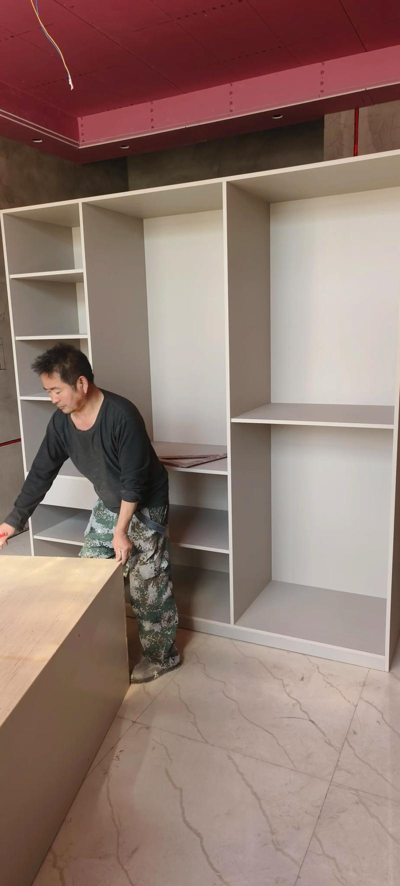 装修师傅打磨指接板柜门现场