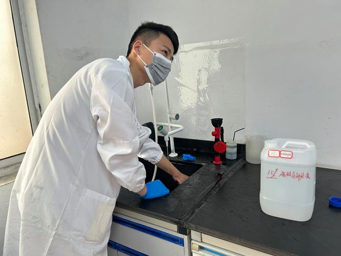 工作场所化学品灼伤冲洗处理
