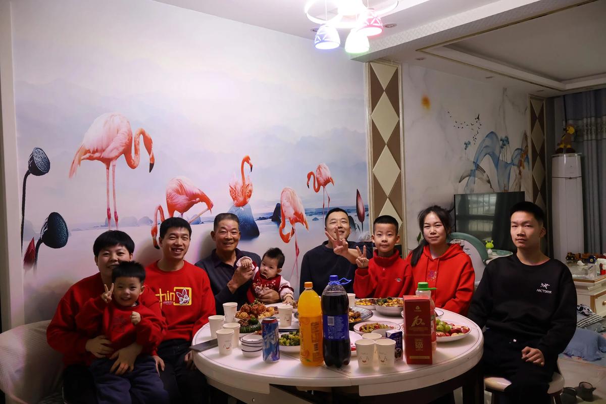 一家人围坐客厅,中间放一块草莓蛋糕,进行家庭会议