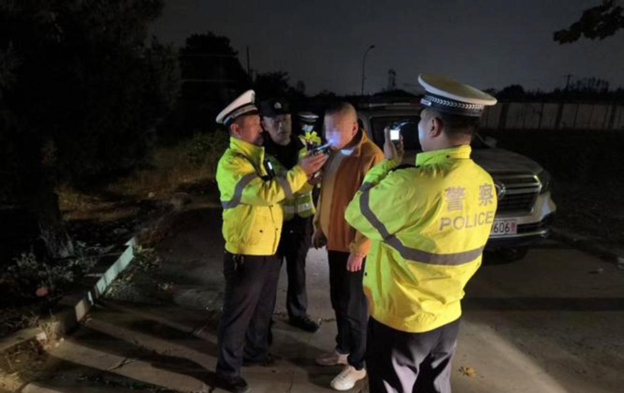 交警路口酒驾吹气检测现场图