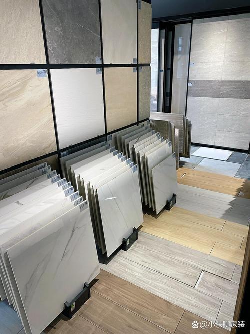 业主在建材市场蹲在地上对比瓷砖花色