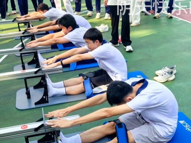 初一学生体育课上进行体质健康测试