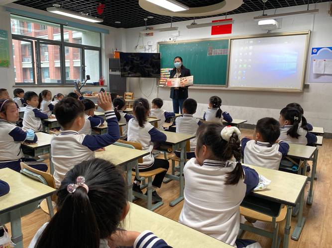 课堂上老师目光避开举手学生看向角落低头学生的瞬间