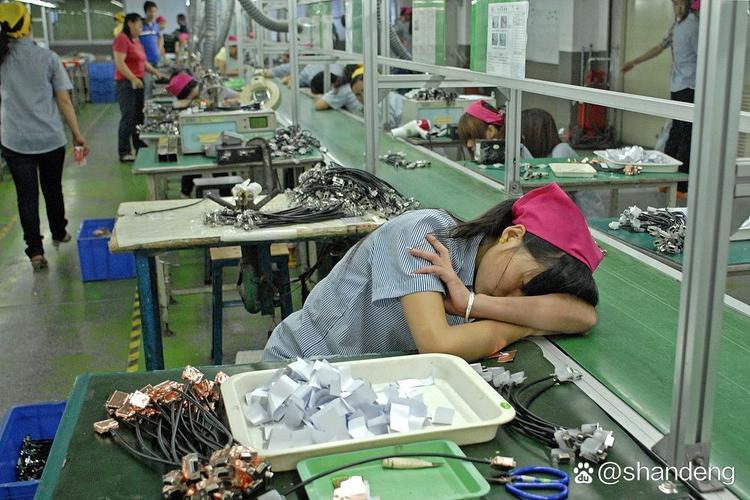 工厂流水线女工下班后辅导小学生作业
