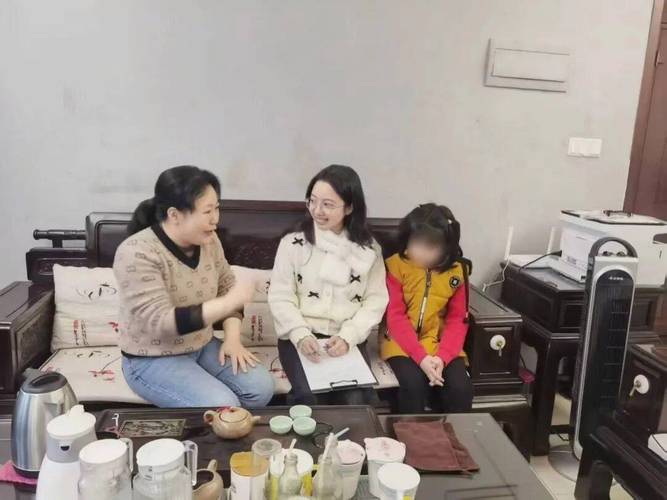 湖南成长导师与留守儿童在家门口谈心场景