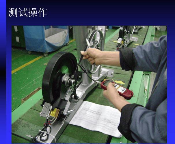车间工人手动调整同步带张紧力现场