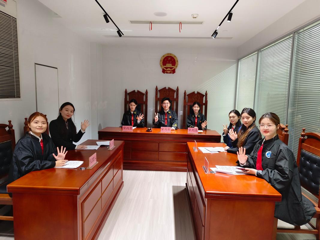 法院门口手握胜诉判决书的当事人与律师合影