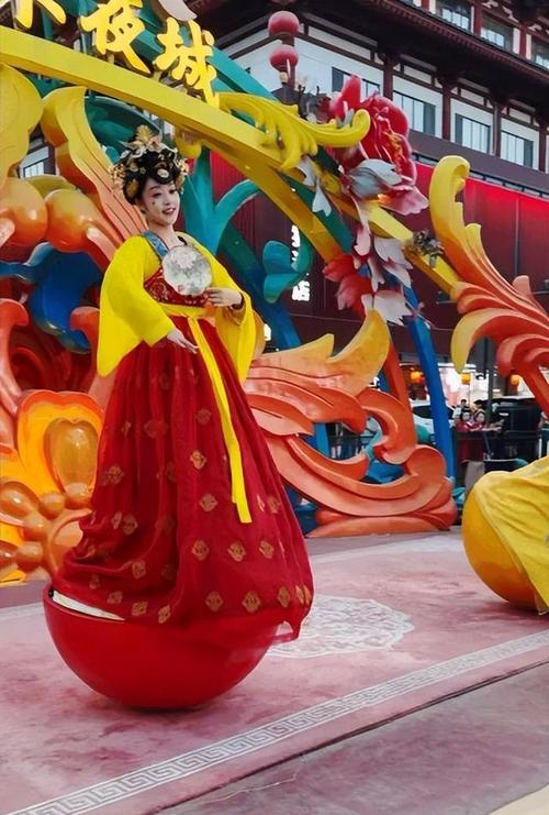 大唐不夜城不倒翁