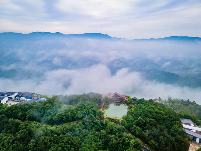 湖北南漳荆山天池夏季高山湖景