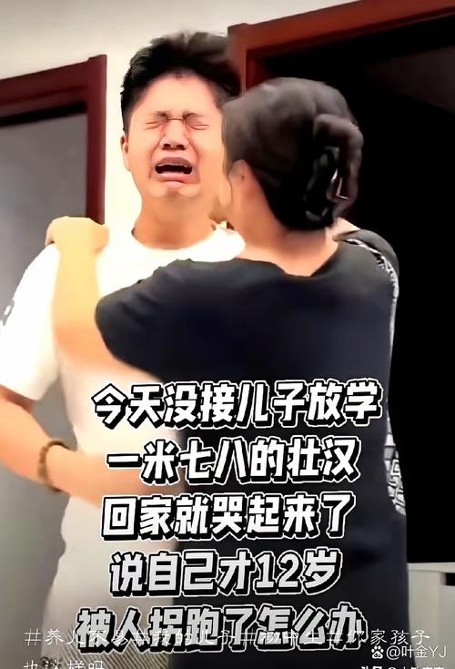 小学放学门口孩子蹲在路边哭的场景