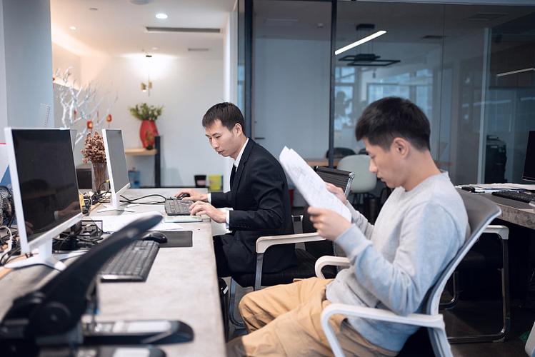 人对着两个offer发呆的办公室场景实拍