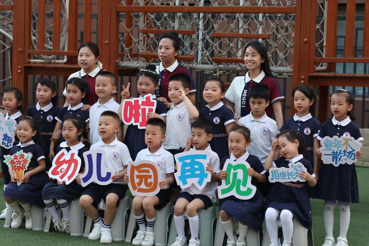 妈妈在幼儿园门口微笑挥手告别