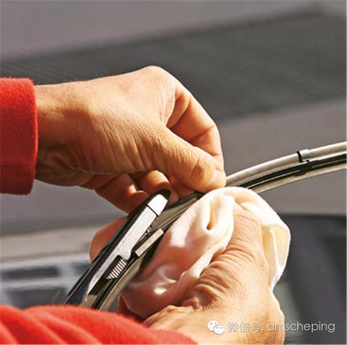 维修人员用指腹触摸检查雨刮橡胶刃口状态