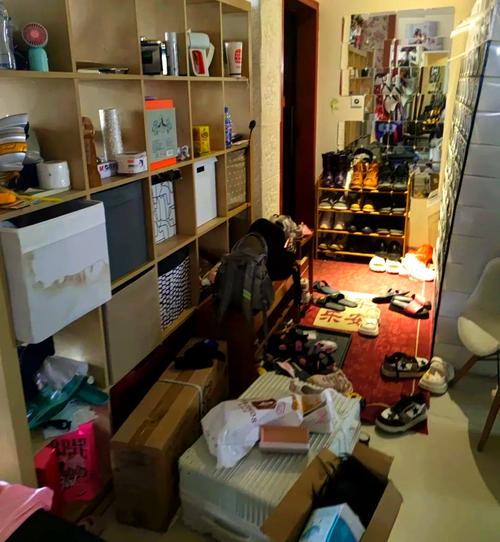 新手整理前堆满杂物的出租屋门厅