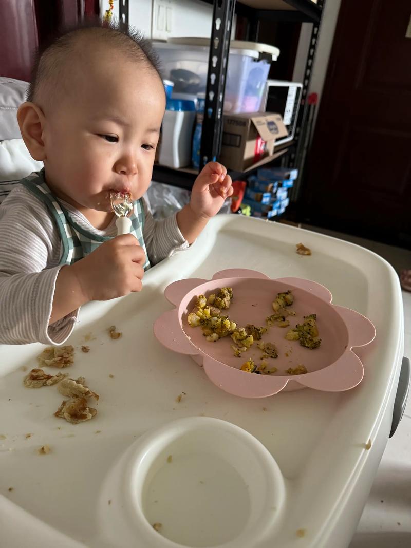 BLW自主进食宝宝手握西兰花块实拍