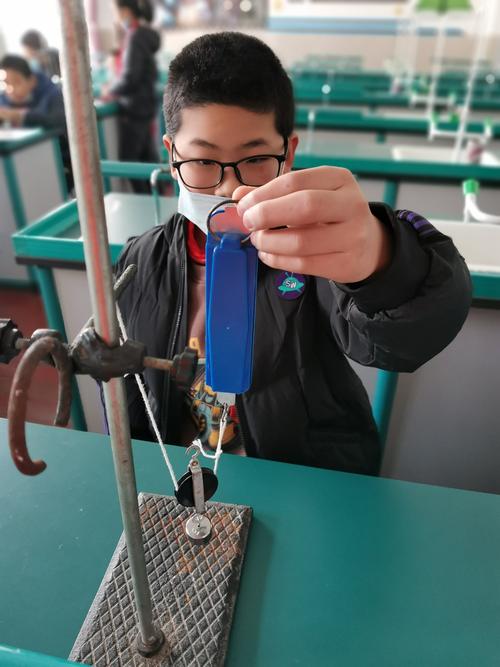 小学滑轮组实验实景图