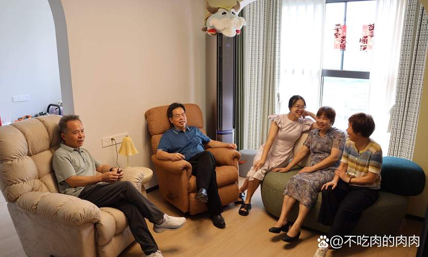 客厅沙发亲子聊遗传话题实拍场景