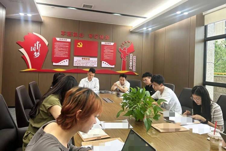 律师团队集体研讨不动产案件现场