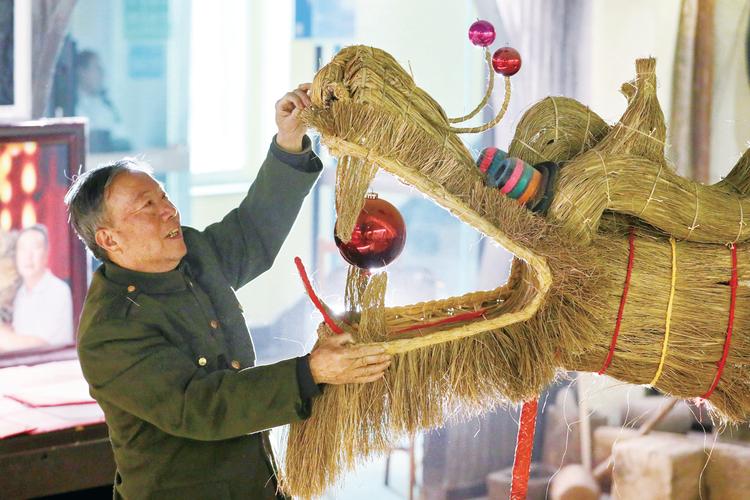 池州棠溪村民间艺人手工扎制平安草龙灯龙身细节