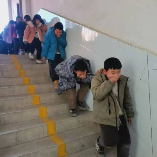 学校应急疏散演练场面混乱学生系鞋带
