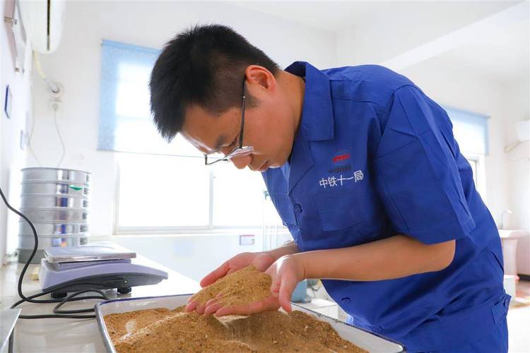装修师傅用手抓沙子检测质量特写