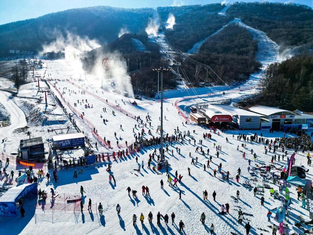 东北亚滑雪场逆光雪雾